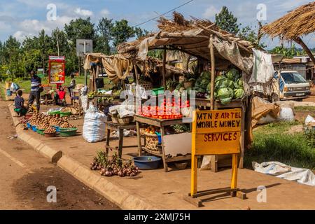 RWEETERA, OUGANDA - 12 MARS 2020 : stands de rue dans le village de Rweetera dans la région des lacs de cratère près de Fort Portal, Ouganda Banque D'Images