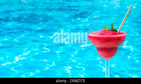 Panorama de Daiquiri à la fraise rafraîchissante près d'une piscine pétillante lors d'une journée ensoleillée avec un goût vibrant Banque D'Images