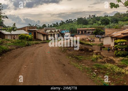 Kibuga, OUGANDA - 13 MARS 2020 : vue du village de Kibuga dans la région des lacs de cratère près de Fort Portal, Ouganda Banque D'Images