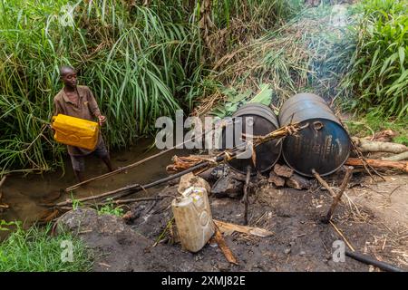 Kibuga, OUGANDA - 13 MARS 2020 : distillerie rurale d'alcool de bananes près du village de Kibuga dans la région des lacs de cratère près de Fort Portal, Ouganda Banque D'Images