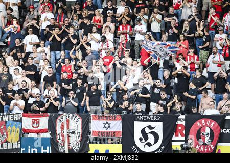 Charleroi, Belgique. 28 juillet 2024. Les supporters d'Anvers photographiés lors d'un match de football entre le Sporting Charleroi et le Royal Antwerp FC, dimanche 28 juillet 2024 à Charleroi, le jour de l'ouverture de la saison 2024-2025 de la première division du championnat belge 'Jupiler Pro League'. BELGA PHOTO TOM GOYVAERTS crédit : Belga News Agency/Alamy Live News Banque D'Images