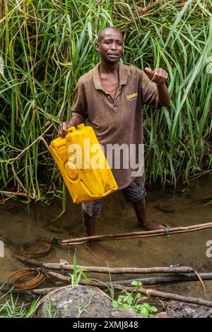 Kibuga, OUGANDA - 13 MARS 2020 : refroidisseur d'une distillerie rurale d'alcool de bananes près du village de Kibuga dans la région des lacs de cratère près de Fort Portal, Ouganda Banque D'Images