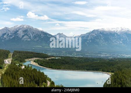 Vues sur Canmore dans le nord du Canada pendant l'été depuis le sentier Grassi Lakes avec des montagnes imposantes entourant la magnifique et sauvage Banque D'Images