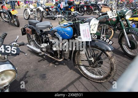 Une Douglas Aero avec d'autres motos Vintage et Classic exposées dans la zone de concours du Cumbria Steam Gathering, Flookburgh, Cumbria, Angleterre. Banque D'Images