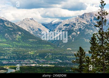 Vues sur Canmore dans le nord du Canada pendant l'été depuis le sentier Grassi Lakes avec des montagnes imposantes entourant la magnifique et sauvage Banque D'Images