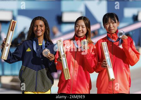 Paris, Brésil. 28 juillet 2024. FRANCE - PARIS - 07/28/2024 - JEUX OLYMPIQUES PARIS 2024, SKATEBOARD FÉMININ - la skateboard brésilienne Rayssa Leal célèbre avoir remporté une médaille de bronze aux côtés de la japonaise Coco Yoshizawa une médaille D'OR, et Liz Akama une médaille d'argent, dans la compétition de skateboard féminin disputée à la Concorde lors des Jeux Olympiques de Paris 2024. Photo : Rodolfo Buhrer/AGIF crédit : AGIF/Alamy Live News Banque D'Images