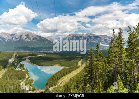 Vues sur Canmore dans le nord du Canada pendant l'été depuis le sentier Grassi Lakes avec des montagnes imposantes entourant la magnifique et sauvage Banque D'Images