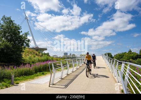 Cyclistes sur Stockingfield Bridge sur la piste cyclable 754 sur le Forth and Clyde canal - partie d'un réseau de voyage actif - Maryhill, Glasgow, Écosse, Royaume-Uni Banque D'Images