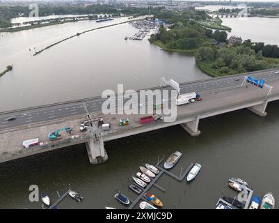 Amsterdam, Hollande du Nord, pays-Bas, 26 juillet 2024 : travaux routiers sur l'autoroute A10 à Amsterdam, causant de nombreux embouteillages. Banque D'Images