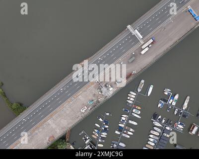Amsterdam, Hollande du Nord, pays-Bas, 26 juillet 2024 : travaux routiers sur l'autoroute A10 à Amsterdam, causant de nombreux embouteillages. Banque D'Images