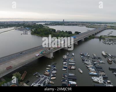 Amsterdam, Hollande du Nord, pays-Bas, 26 juillet 2024 : travaux routiers sur l'autoroute A10 à Amsterdam, causant de nombreux embouteillages. Banque D'Images