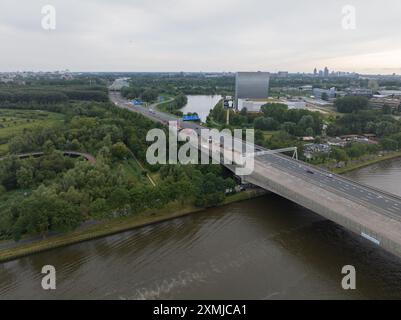 Amsterdam, Hollande du Nord, pays-Bas, 26 juillet 2024 : travaux routiers sur l'autoroute A10 à Amsterdam, causant de nombreux embouteillages. Banque D'Images
