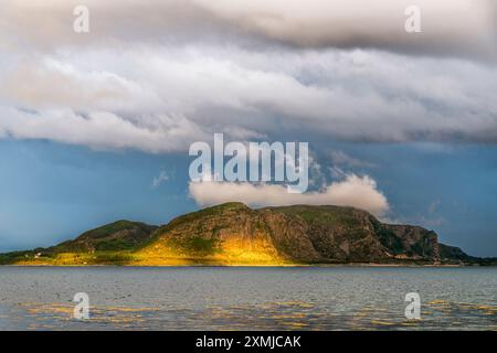 Paysage pittoresque de l'île de Vigra près de Ålesund, Norvège Banque D'Images