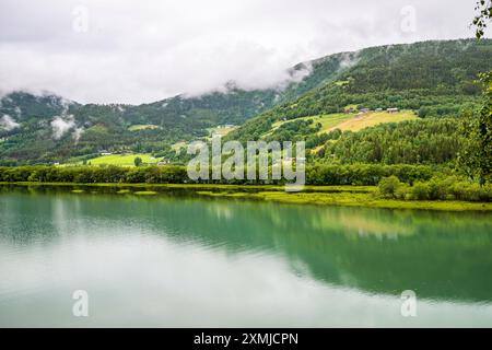 Rivière Otta et lac Lalmsvatnet, Norvège Banque D'Images