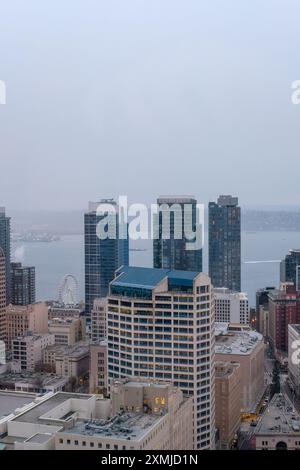 Vue sur le centre-ville brumeux de Seattle, WA, États-Unis début 2023. Banque D'Images