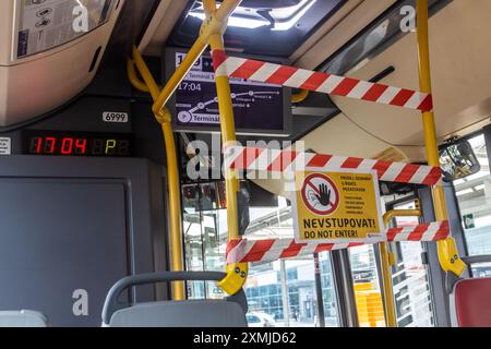 PRAGUE, TCHÉQUIE - 4 AVRIL 2020 : zone restreinte dans la cabine du chauffeur de bus de Prague en raison des restrictions covid, République tchèque Banque D'Images