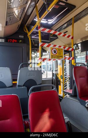 PRAGUE, TCHÉQUIE - 4 AVRIL 2020 : zone restreinte dans la cabine du chauffeur de bus de Prague en raison des restrictions covid, République tchèque Banque D'Images