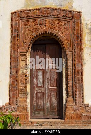 La porte du temple Pancharatna Govinda, Rajshahi Division, Puthia, Bangladesh Banque D'Images