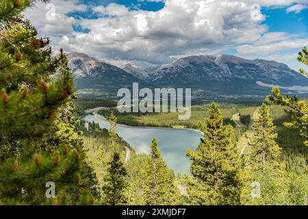 Vues sur Canmore dans le nord du Canada pendant l'été depuis le sentier Grassi Lakes avec des montagnes imposantes entourant la magnifique et sauvage Banque D'Images