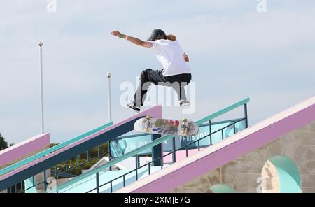 Paris, France. 28 juillet 2024. La japonaise Coco Yoshizawa se produit lors de la finale féminine de Street Skateboard sur la place de Concorde le dimanche 28 juillet 2024, deuxième jour des Jeux olympiques de Paris. Photo de Hugo Philpott/ crédit : UPI/Alamy Live News Banque D'Images