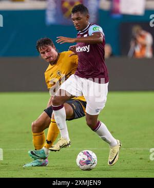 Jacksonville, Floride, États-Unis. 27 juillet 2024. Premier League amicale, West Ham United vs Wolverhampton. Hugo Bueno de Wolverhampton défend contre Luis Guilherme de West Ham. Crédit photo : Tim Davis/Alamy Live News Banque D'Images