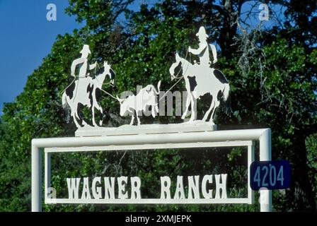 Enchaînement d'une scène de braquage au panneau de fer forgé à l'entrée du ranch, comté de Blanco, Hill Country, près de Blanco, Texas, ÉTATS-UNIS Banque D'Images