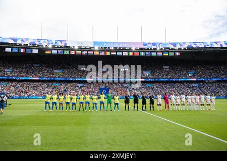 Paris, France. 28 juillet 2024. Paris, France, le 28 juillet 2024 : des joueuses du Brésil et des joueuses du Japon sont vues lors de l'alignement avant le match de football féminin du Groupe C des Jeux Olympiques Paris 2024 entre le Brésil et le Japon au Parc des Princes à Paris, France. (ANE Frosaker/SPP) crédit : SPP Sport Press photo. /Alamy Live News Banque D'Images