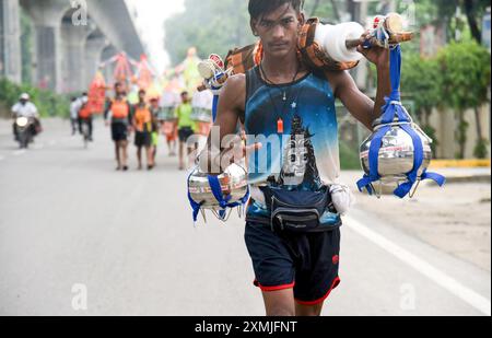 Ghaziabad, Inde. 28 juillet 2024. GHAZIABAD, INDE - JUILLET 28 : Kawariya amène Gangajal de Haridwar près de Meerut Crossing à Murad nagar, le 28 juillet 2024 à Ghaziabad, Inde. Le Kanwar Yatra est un pèlerinage annuel des dévots du Seigneur Shiva. Pendant la saison Kanwar, les pèlerins visitent Haridwar pour aller chercher de l'eau sacrée du Ganga et retourner à leurs destinations respectives. (Photo de Sakib Ali/Hindustan Times/Sipa USA ) crédit : Sipa USA/Alamy Live News Banque D'Images