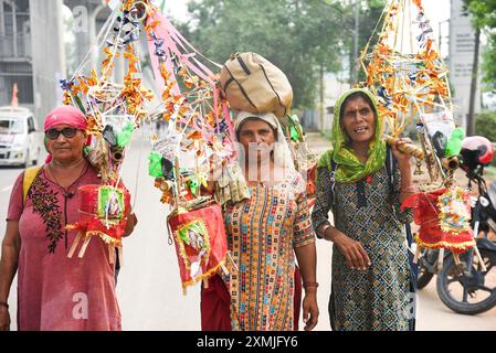 Ghaziabad, Inde. 28 juillet 2024. GHAZIABAD, INDE - JUILLET 28 : Kawariya amène Gangajal de Haridwar près de Meerut Crossing à Murad nagar, le 28 juillet 2024 à Ghaziabad, Inde. Le Kanwar Yatra est un pèlerinage annuel des dévots du Seigneur Shiva. Pendant la saison Kanwar, les pèlerins visitent Haridwar pour aller chercher de l'eau sacrée du Ganga et retourner à leurs destinations respectives. (Photo de Sakib Ali/Hindustan Times/Sipa USA ) crédit : Sipa USA/Alamy Live News Banque D'Images