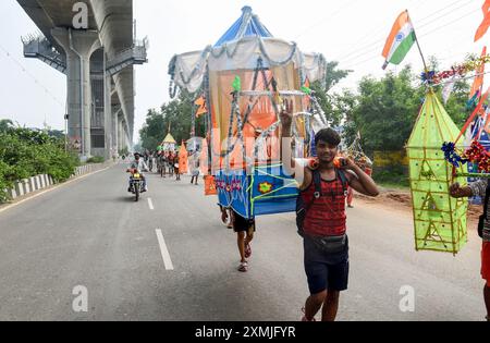 Ghaziabad, Inde. 28 juillet 2024. GHAZIABAD, INDE - JUILLET 28 : Kawariya amène Gangajal de Haridwar près de Meerut Crossing à Murad nagar, le 28 juillet 2024 à Ghaziabad, Inde. Le Kanwar Yatra est un pèlerinage annuel des dévots du Seigneur Shiva. Pendant la saison Kanwar, les pèlerins visitent Haridwar pour aller chercher de l'eau sacrée du Ganga et retourner à leurs destinations respectives. (Photo de Sakib Ali/Hindustan Times/Sipa USA ) crédit : Sipa USA/Alamy Live News Banque D'Images