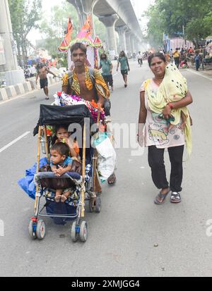 Ghaziabad, Inde. 28 juillet 2024. GHAZIABAD, INDE - JUILLET 28 : Kawariya amène Gangajal de Haridwar près de Meerut Crossing à Murad nagar, le 28 juillet 2024 à Ghaziabad, Inde. Le Kanwar Yatra est un pèlerinage annuel des dévots du Seigneur Shiva. Pendant la saison Kanwar, les pèlerins visitent Haridwar pour aller chercher de l'eau sacrée du Ganga et retourner à leurs destinations respectives. (Photo de Sakib Ali/Hindustan Times/Sipa USA ) crédit : Sipa USA/Alamy Live News Banque D'Images