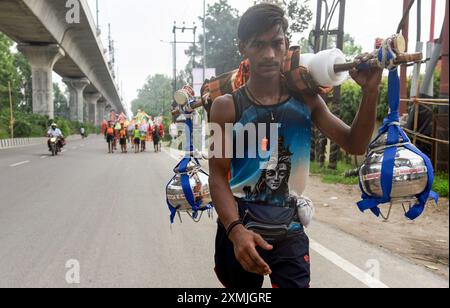 Ghaziabad, Inde. 28 juillet 2024. GHAZIABAD, INDE - JUILLET 28 : Kawariya amène Gangajal de Haridwar près de Meerut Crossing à Murad nagar, le 28 juillet 2024 à Ghaziabad, Inde. Le Kanwar Yatra est un pèlerinage annuel des dévots du Seigneur Shiva. Pendant la saison Kanwar, les pèlerins visitent Haridwar pour aller chercher de l'eau sacrée du Ganga et retourner à leurs destinations respectives. (Photo de Sakib Ali/Hindustan Times/Sipa USA ) crédit : Sipa USA/Alamy Live News Banque D'Images