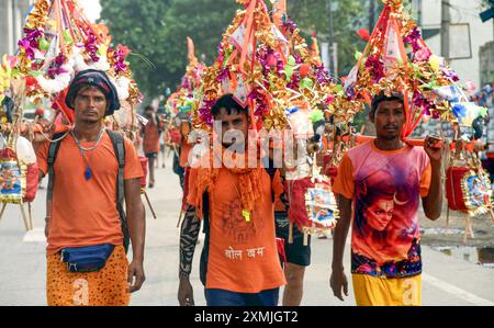 Ghaziabad, Inde. 28 juillet 2024. GHAZIABAD, INDE - JUILLET 28 : Kawariya amène Gangajal de Haridwar près de Meerut Crossing à Murad nagar, le 28 juillet 2024 à Ghaziabad, Inde. Le Kanwar Yatra est un pèlerinage annuel des dévots du Seigneur Shiva. Pendant la saison Kanwar, les pèlerins visitent Haridwar pour aller chercher de l'eau sacrée du Ganga et retourner à leurs destinations respectives. (Photo de Sakib Ali/Hindustan Times/Sipa USA ) crédit : Sipa USA/Alamy Live News Banque D'Images
