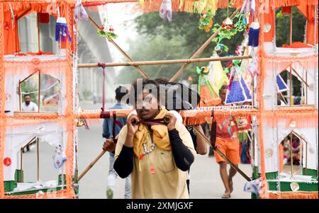 Ghaziabad, Inde. 28 juillet 2024. GHAZIABAD, INDE - JUILLET 28 : Kawariya amène Gangajal de Haridwar près de Meerut Crossing à Murad nagar, le 28 juillet 2024 à Ghaziabad, Inde. Le Kanwar Yatra est un pèlerinage annuel des dévots du Seigneur Shiva. Pendant la saison Kanwar, les pèlerins visitent Haridwar pour aller chercher de l'eau sacrée du Ganga et retourner à leurs destinations respectives. (Photo de Sakib Ali/Hindustan Times/Sipa USA ) crédit : Sipa USA/Alamy Live News Banque D'Images