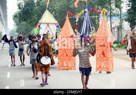 Ghaziabad, Inde. 28 juillet 2024. GHAZIABAD, INDE - JUILLET 28 : Kawariya amène Gangajal de Haridwar près de Meerut Crossing à Murad nagar, le 28 juillet 2024 à Ghaziabad, Inde. Le Kanwar Yatra est un pèlerinage annuel des dévots du Seigneur Shiva. Pendant la saison Kanwar, les pèlerins visitent Haridwar pour aller chercher de l'eau sacrée du Ganga et retourner à leurs destinations respectives. (Photo de Sakib Ali/Hindustan Times/Sipa USA ) crédit : Sipa USA/Alamy Live News Banque D'Images