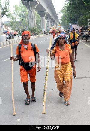 Ghaziabad, Inde. 28 juillet 2024. GHAZIABAD, INDE - JUILLET 28 : Kawariya amène Gangajal de Haridwar près de Meerut Crossing à Murad nagar, le 28 juillet 2024 à Ghaziabad, Inde. Le Kanwar Yatra est un pèlerinage annuel des dévots du Seigneur Shiva. Pendant la saison Kanwar, les pèlerins visitent Haridwar pour aller chercher de l'eau sacrée du Ganga et retourner à leurs destinations respectives. (Photo de Sakib Ali/Hindustan Times/Sipa USA ) crédit : Sipa USA/Alamy Live News Banque D'Images