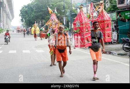 Ghaziabad, Inde. 28 juillet 2024. GHAZIABAD, INDE - JUILLET 28 : Kawariya amène Gangajal de Haridwar près de Meerut Crossing à Murad nagar, le 28 juillet 2024 à Ghaziabad, Inde. Le Kanwar Yatra est un pèlerinage annuel des dévots du Seigneur Shiva. Pendant la saison Kanwar, les pèlerins visitent Haridwar pour aller chercher de l'eau sacrée du Ganga et retourner à leurs destinations respectives. (Photo de Sakib Ali/Hindustan Times/Sipa USA ) crédit : Sipa USA/Alamy Live News Banque D'Images