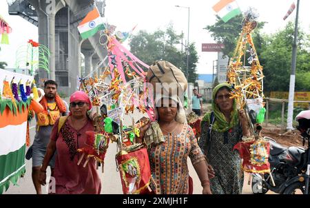 Ghaziabad, Inde. 28 juillet 2024. GHAZIABAD, INDE - JUILLET 28 : Kawariya amène Gangajal de Haridwar près de Meerut Crossing à Murad nagar, le 28 juillet 2024 à Ghaziabad, Inde. Le Kanwar Yatra est un pèlerinage annuel des dévots du Seigneur Shiva. Pendant la saison Kanwar, les pèlerins visitent Haridwar pour aller chercher de l'eau sacrée du Ganga et retourner à leurs destinations respectives. (Photo de Sakib Ali/Hindustan Times/Sipa USA ) crédit : Sipa USA/Alamy Live News Banque D'Images