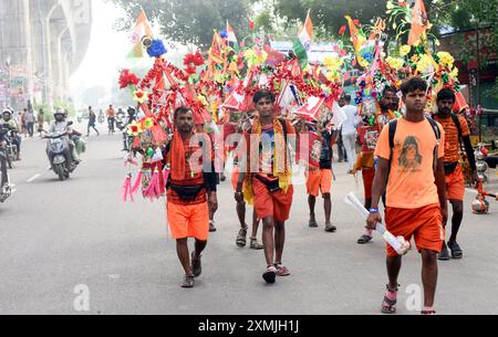 Ghaziabad, Inde. 28 juillet 2024. GHAZIABAD, INDE - JUILLET 28 : Kawariya amène Gangajal de Haridwar près de Meerut Crossing à Murad nagar, le 28 juillet 2024 à Ghaziabad, Inde. Le Kanwar Yatra est un pèlerinage annuel des dévots du Seigneur Shiva. Pendant la saison Kanwar, les pèlerins visitent Haridwar pour aller chercher de l'eau sacrée du Ganga et retourner à leurs destinations respectives. (Photo de Sakib Ali/Hindustan Times/Sipa USA ) crédit : Sipa USA/Alamy Live News Banque D'Images