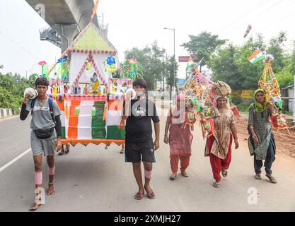 Ghaziabad, Inde. 28 juillet 2024. GHAZIABAD, INDE - JUILLET 28 : Kawariya amène Gangajal de Haridwar près de Meerut Crossing à Murad nagar, le 28 juillet 2024 à Ghaziabad, Inde. Le Kanwar Yatra est un pèlerinage annuel des dévots du Seigneur Shiva. Pendant la saison Kanwar, les pèlerins visitent Haridwar pour aller chercher de l'eau sacrée du Ganga et retourner à leurs destinations respectives. (Photo de Sakib Ali/Hindustan Times/Sipa USA ) crédit : Sipa USA/Alamy Live News Banque D'Images