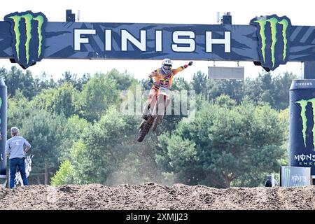 Lommel, Belgique. 28 juillet 2024. Néerlandais Jeffrey Herlings célèbre après avoir remporté le Grand Prix MXGP de motocross Flanders, course 14/20 du Championnat du monde FIM de Motocross, dimanche 28 juillet 2024 à Lommel. BELGA PHOTO MAARTEN STRAETEMANS crédit : Belga News Agency/Alamy Live News Banque D'Images