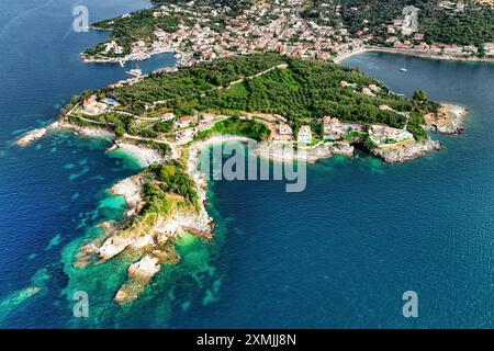 Corfou, 10 juin 2024 : Iles Ioniennes de Grèce Corfou. Vue panoramique sur la plage de kanoni Banque D'Images