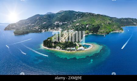 Corfou, 10 juin 2024 : Iles Ioniennes de Grèce Corfou. Vue panoramique sur la plage de kanoni Banque D'Images