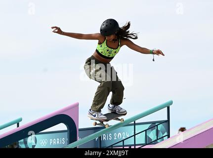 PARIS (FRANCE), 2807/2024 - JEUX OLYMPIQUES / SPORTS / SKATEBOARD - la skatrice brésilienne Rayssa Leal, Fadinha, remporte une médaille de Bronze dans la catégorie Skate Park, organisée au Parc urbain de la Concorde, dans la capitale française, ce dimanche (28) Banque D'Images