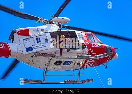 Canarian GES (Emergency and Rescue Team) effectuant un sauvetage aérien Banque D'Images