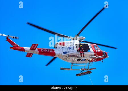 Canarian GES (Emergency and Rescue Team) effectuant un sauvetage aérien Banque D'Images