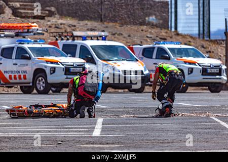 Canarian GES (Emergency and Rescue Team) effectuant un sauvetage aérien Banque D'Images