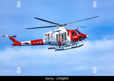 Canarian GES (Emergency and Rescue Team) effectuant un sauvetage aérien Banque D'Images