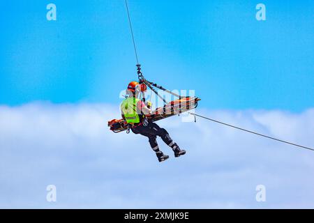 Canarian GES (Emergency and Rescue Team) effectuant un sauvetage aérien Banque D'Images