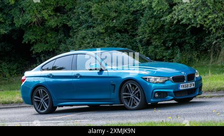 Milton Keynes, Royaume-Uni - 18 juillet 2024 : 2019 bleu BMW 430 430d Gran Coupe M voiture de sport conduisant sur une route de campagne britannique Banque D'Images